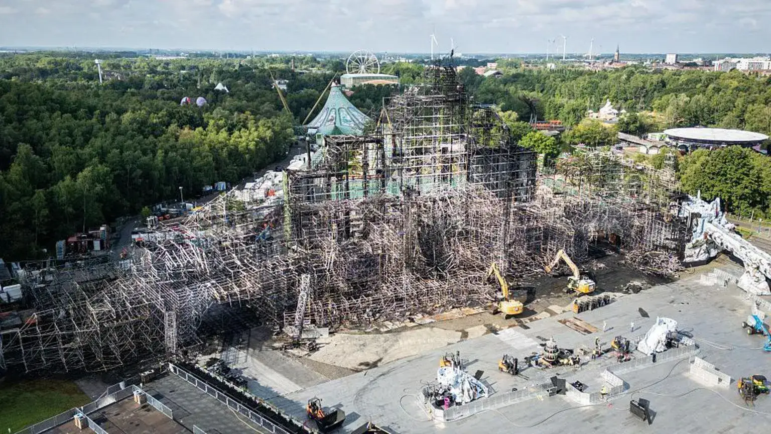 被烧毁的主舞台