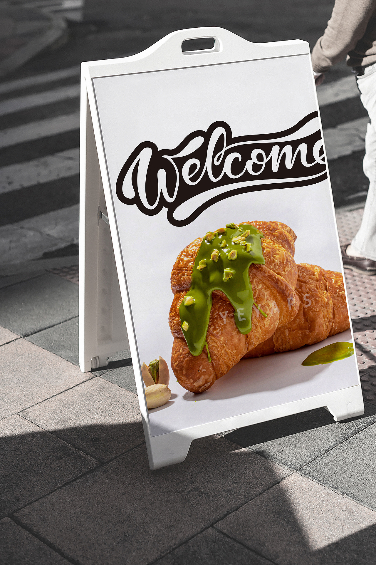 开心果可颂面包包装图电商主图拍摄