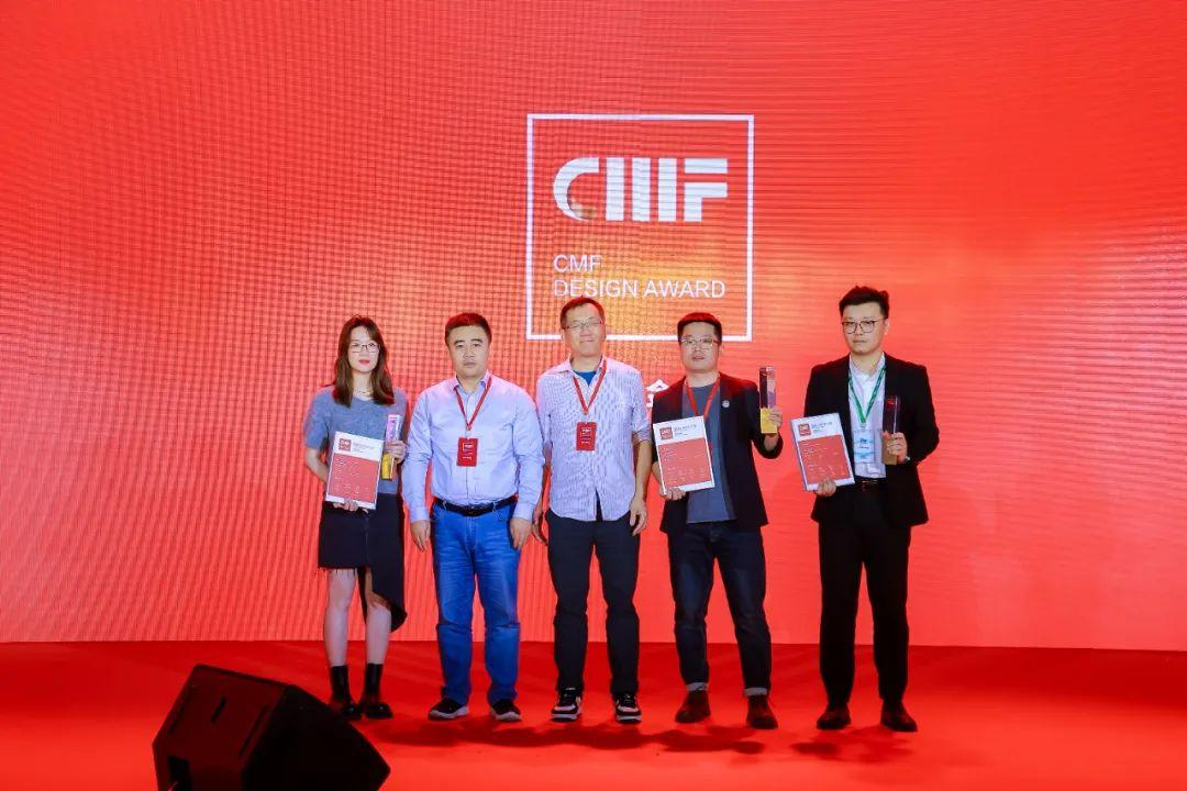 明新旭腾获奖代表上台领奖（右二）