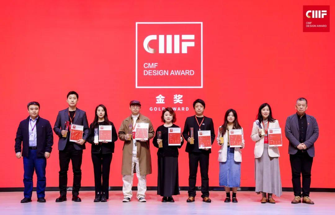 吉利汽车获奖代表上台领奖（左二）