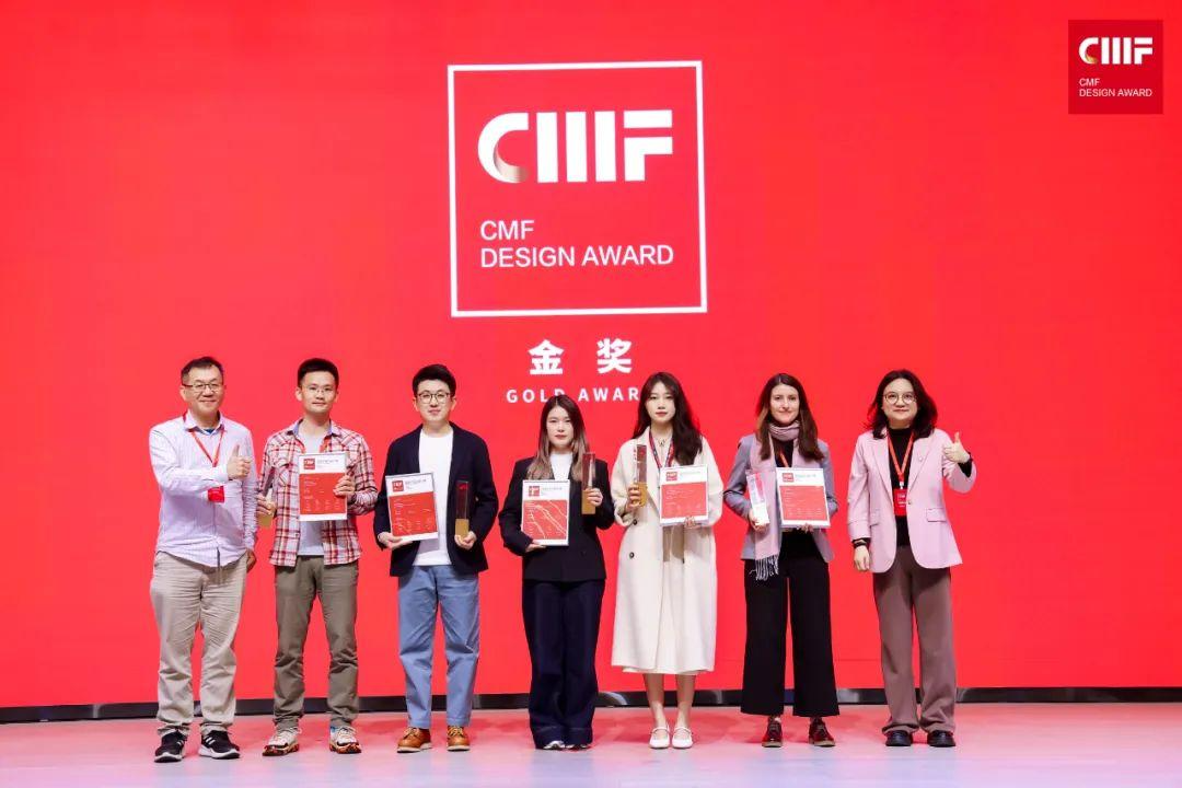 佛瑞亚获奖代表上台领奖（右二）