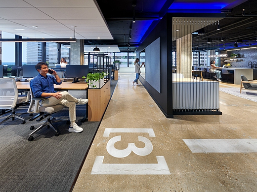 流动与专注并存：办公楼装修以深色调与开放布局优化工作环境