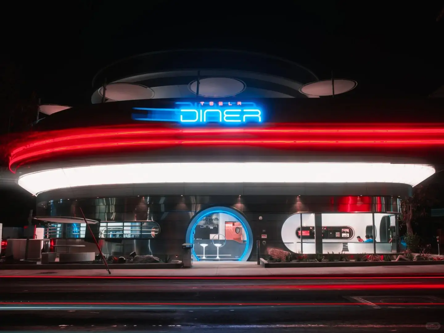 特斯拉全球首家超级充电餐厅开业/纽约泡泡屋要价575万美元/瑞士百达摄影奖入围奖公布