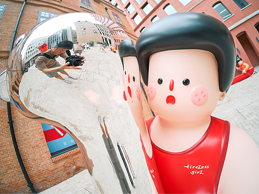 洛克外滩源《不倦的涌动》下腰女孩