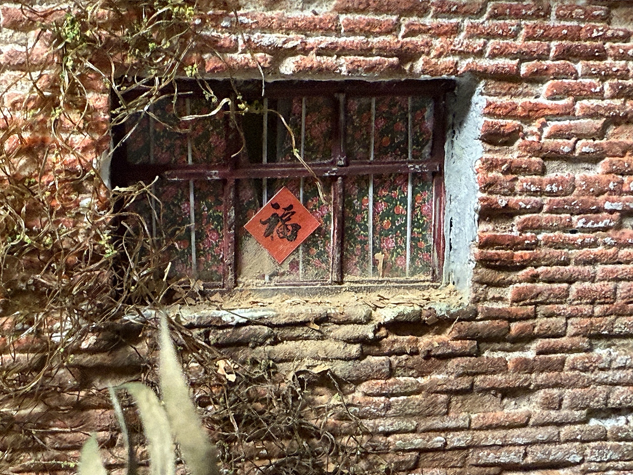 在后窗我做了一些尘土和落叶,来突出那个年代的味道