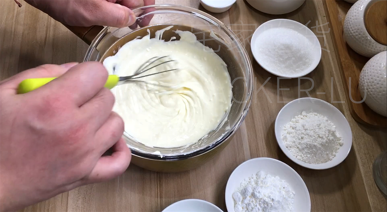 抹茶古早奶酪杯,浓醇奶酪 + 清新抹茶,绵密湿润!