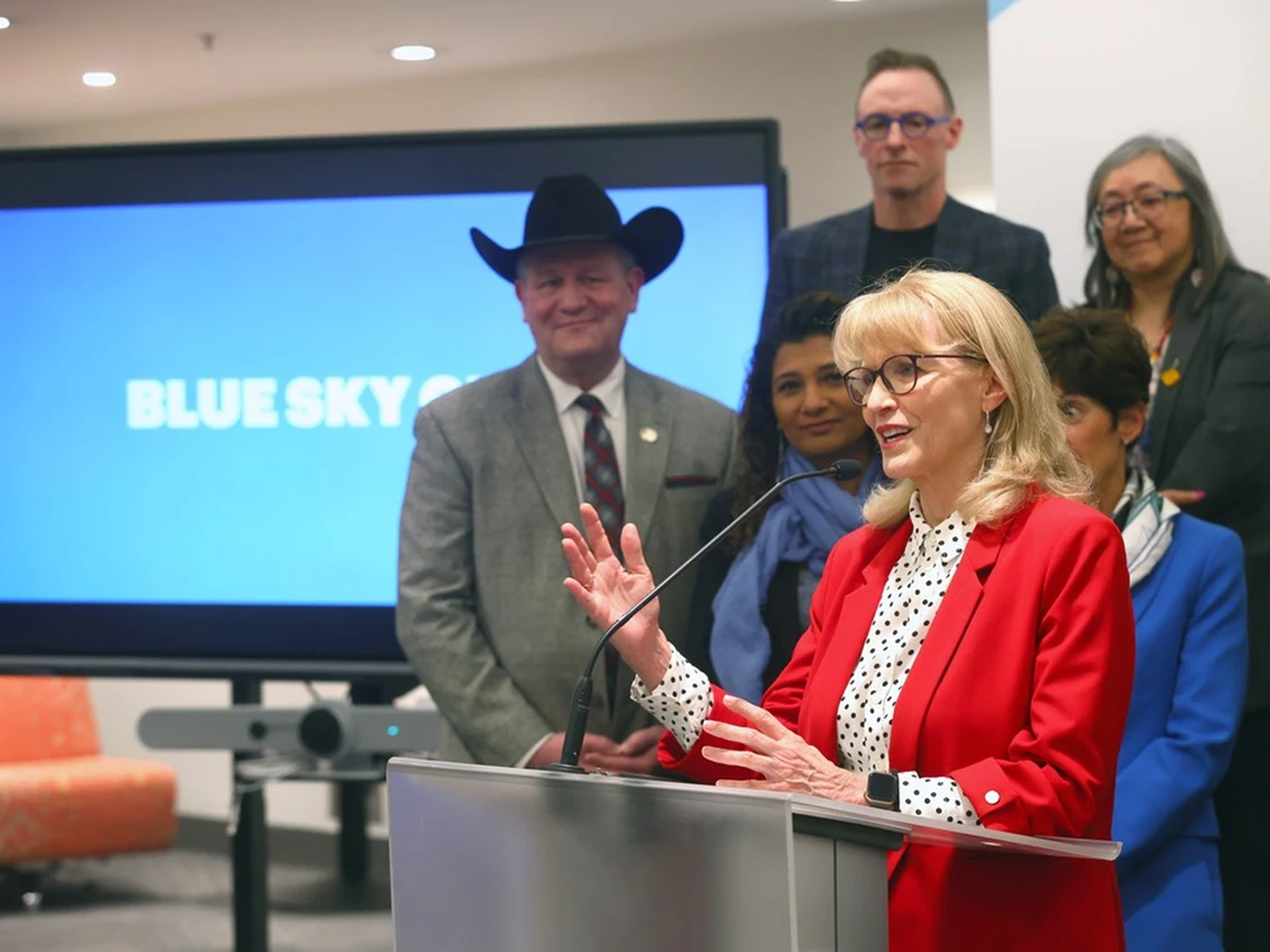 丢弃经典枫叶变心形,加拿大如何赢回老牌旅游城市品牌话语权?