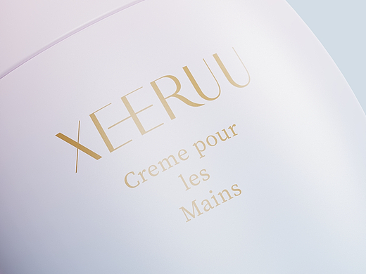 卵型包装 × 粉蓝柔雾：XEERUU护手霜的轻奢视觉塑造