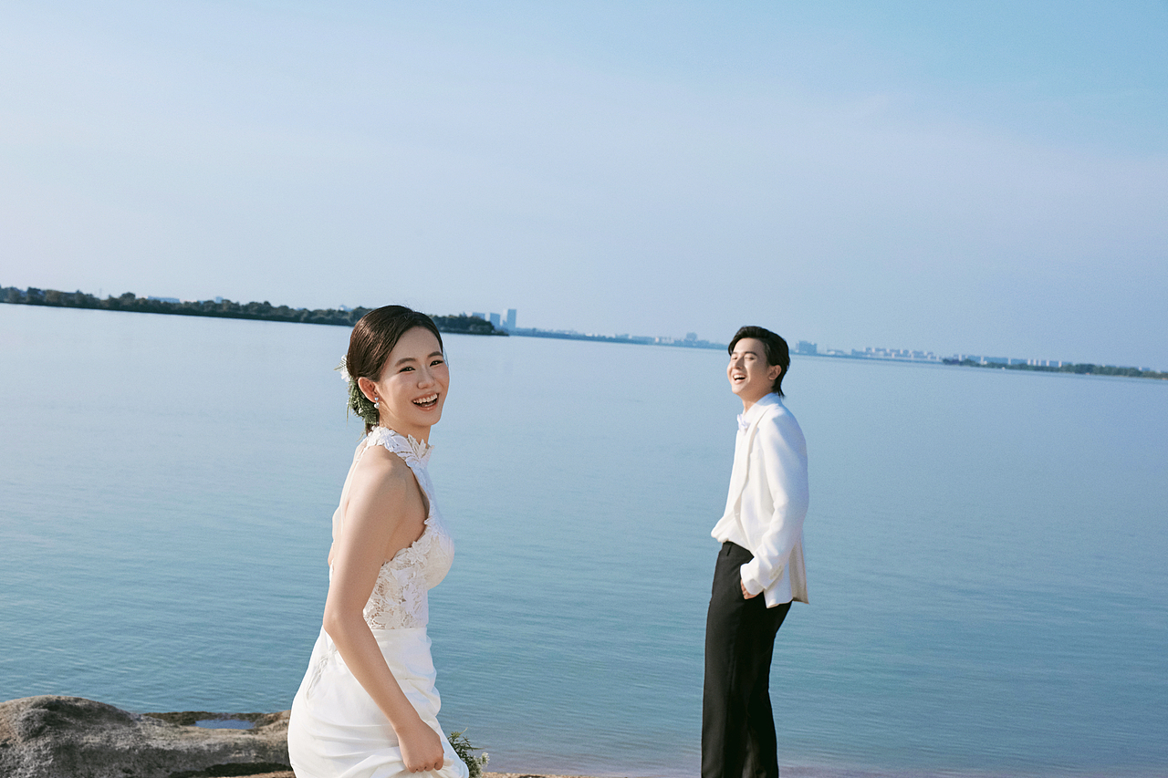 美哭我了😭蓝调海景婚纱照完全不输电影！（图ZMzk0MzgxNjAw） - 婚礼摄影 - 站酷设计师遇见YUJIAN原创素材 - 站酷ZCOOL