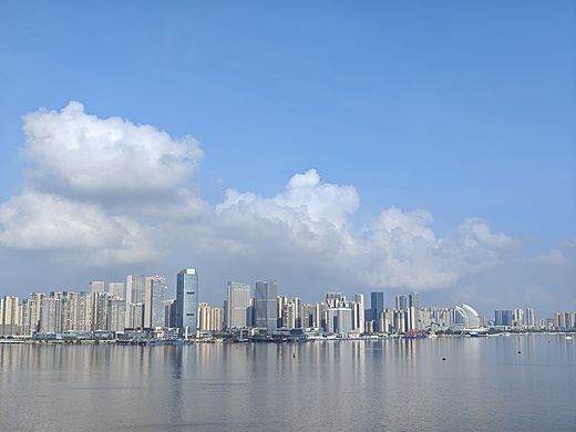 🌤️天很蓝，云很软，水也安静。