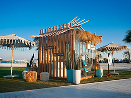 海边草屋美陈 超有氛围的户外露营网红打卡地展陈设计