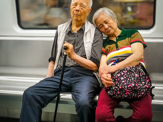 地铁末班车上的夫妇
