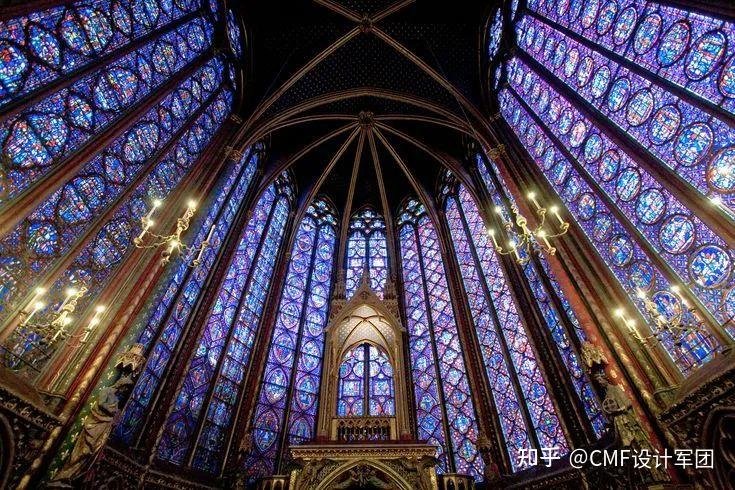 (哥特式教堂里的花窗)