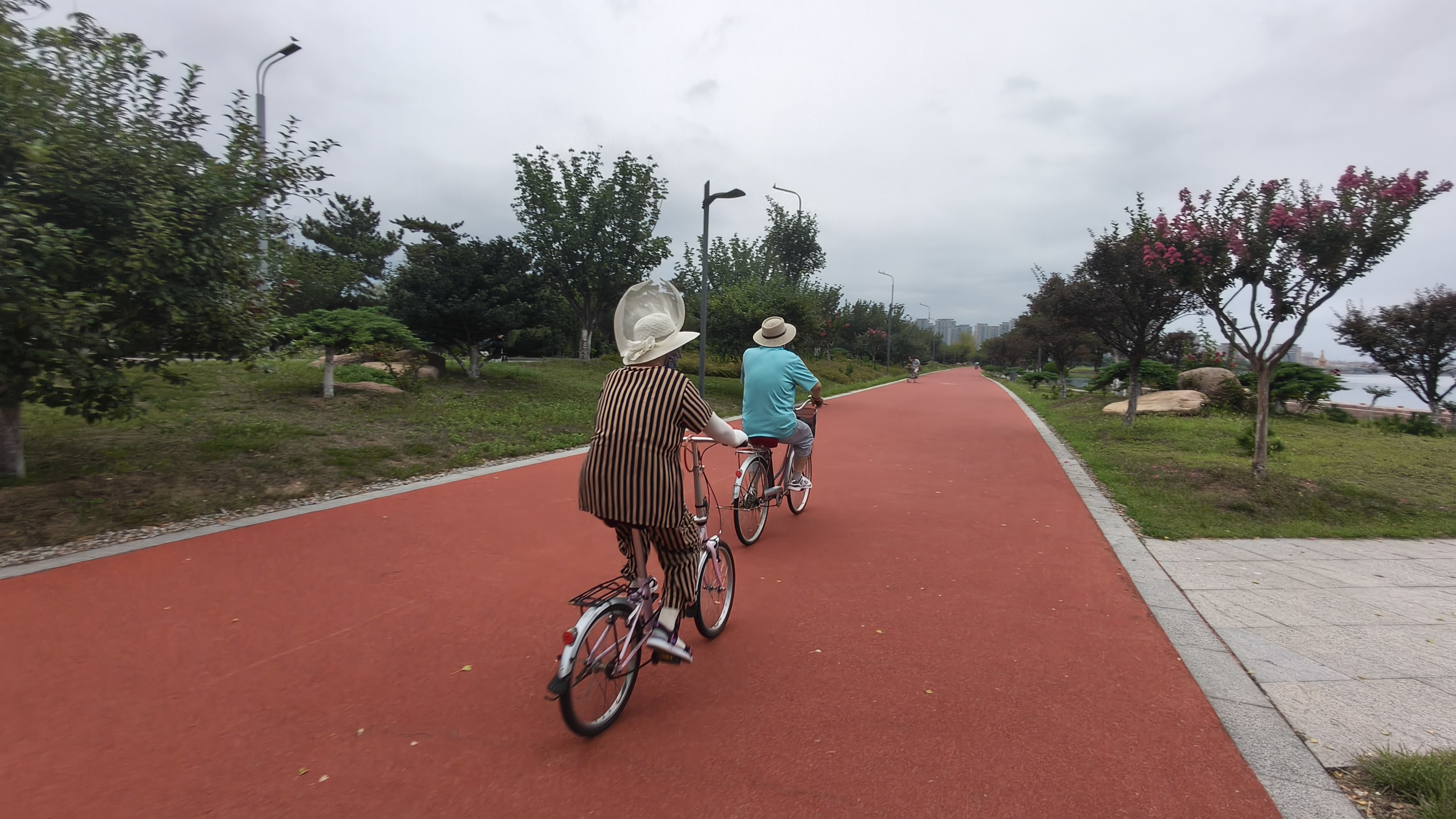 秋日滨海映晚霞