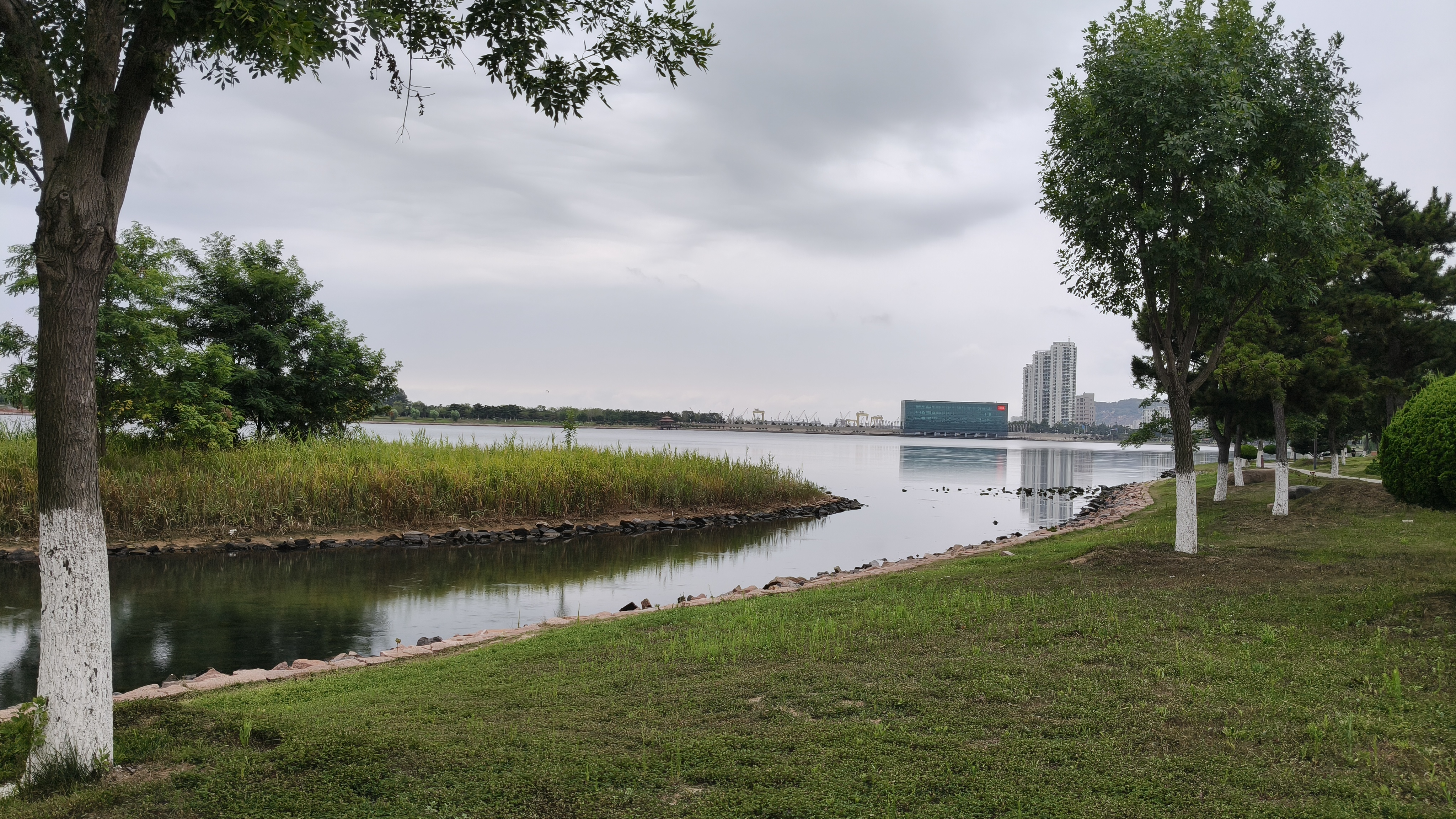 秋日滨海映晚霞