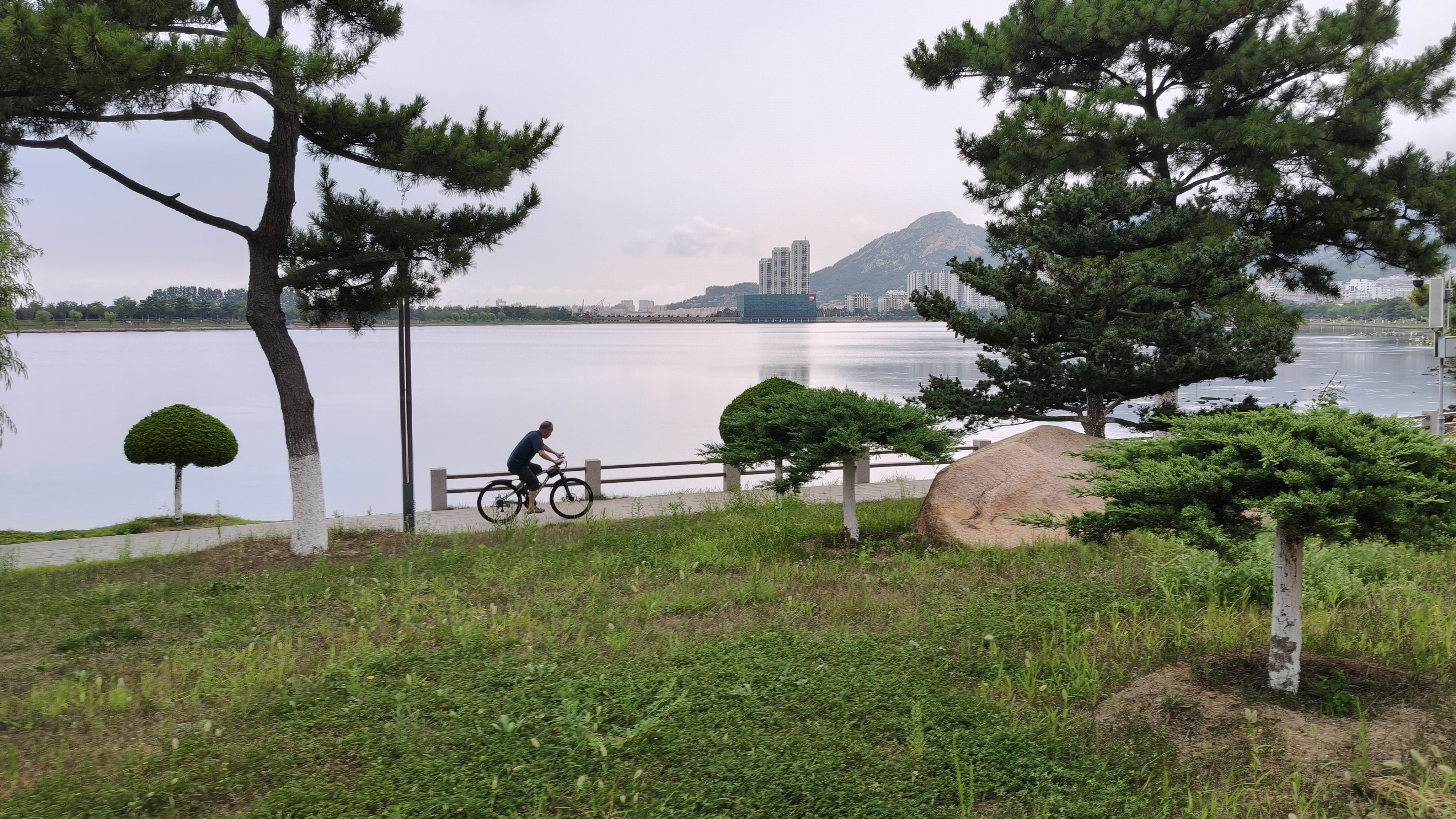 秋日滨海映晚霞