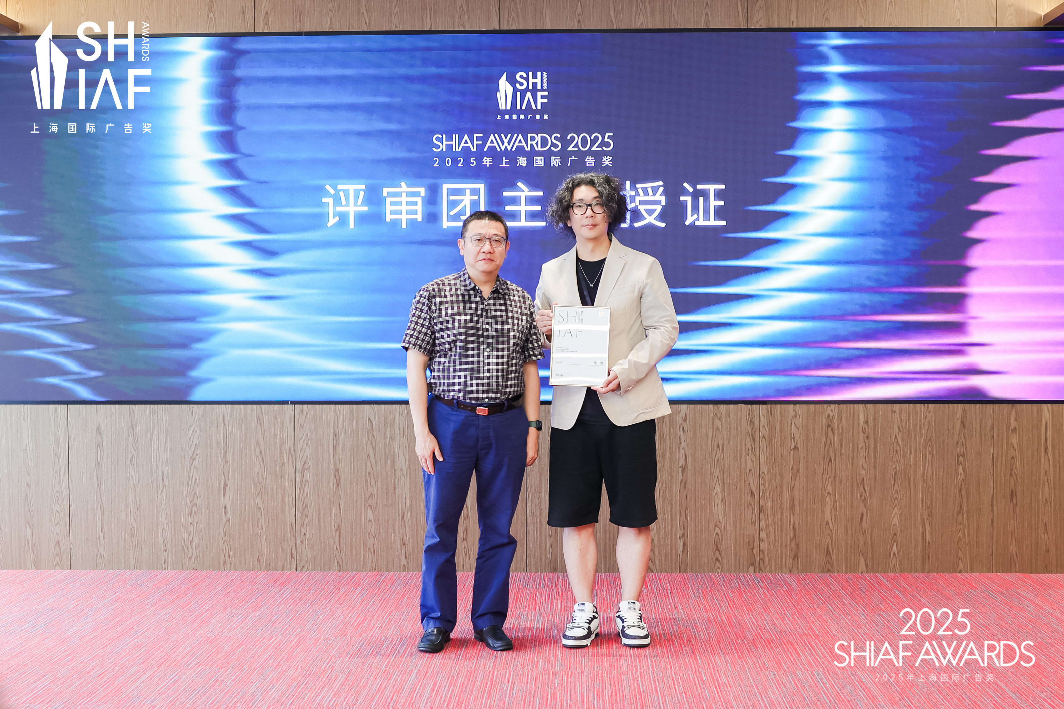 2025上海国际广告奖评审团主席授证
<br> 左：上海市广告协会 秘书长 赵俊<br><br>右：Havas Creative China首席执行官 孙二黑