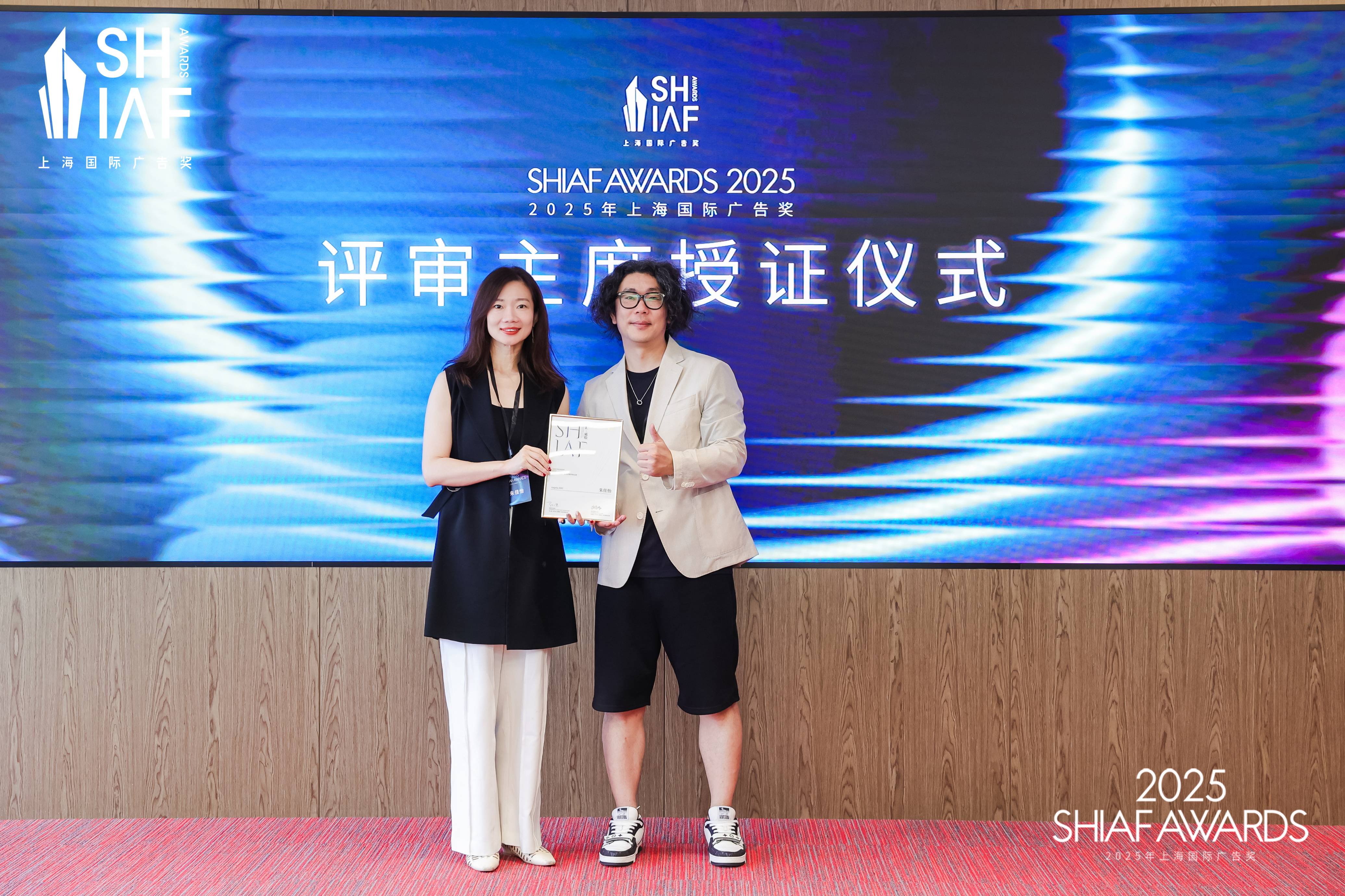 2025上海国际广告奖评审团各组主席授证
营销三组：青岛啤酒 品牌管理总部总经理 朱佳怡