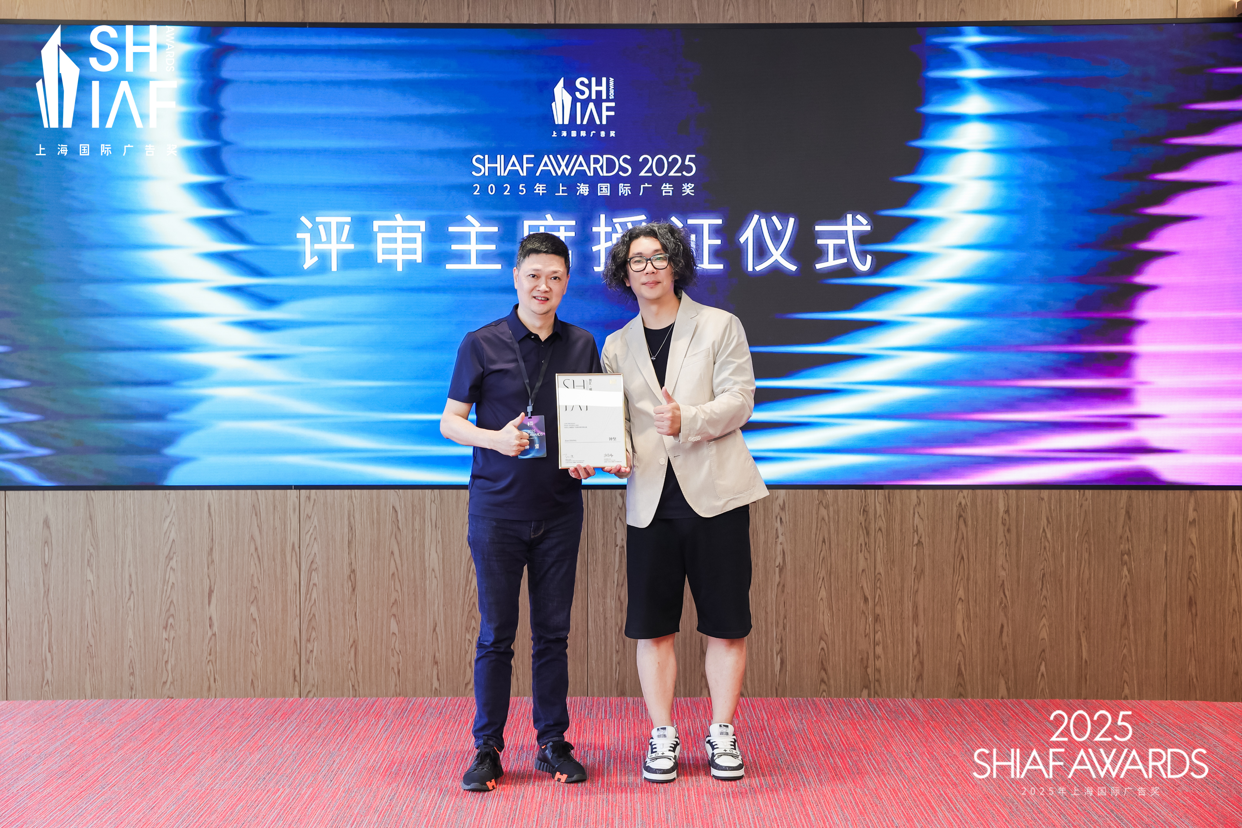 2025上海国际广告奖评审团各组主席授证
营销二组：广州4A主席 圣火科技集团 创始人 钟坚
