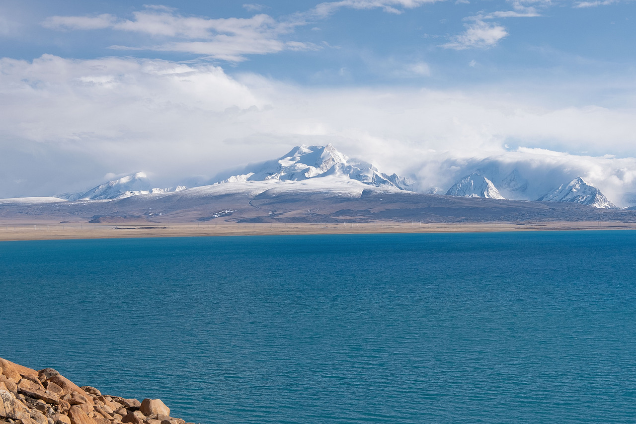 佩枯措,好蓝哦。下山路上,太阳快落的时候风忽然把云吹开了,希夏邦马就这样出现,和我对望。我坐在石头上,看了很久很久。
