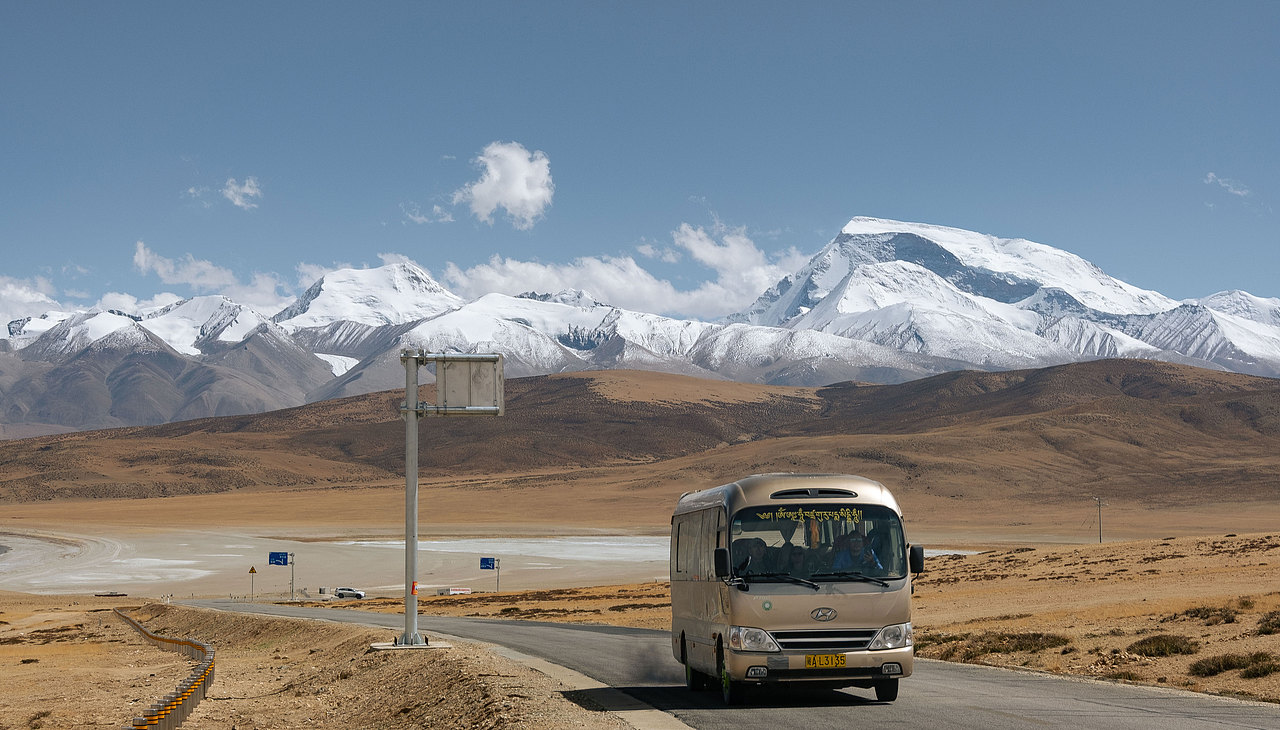 纳木那尼和藏族大叔的客车
