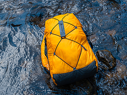 戶外徒步日行溯溪防水包拍攝