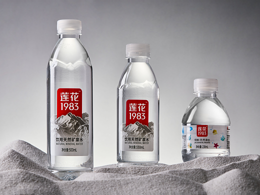 当80后把矿泉水拍成沙漠里的清泉感觉，瞬间喝不起了