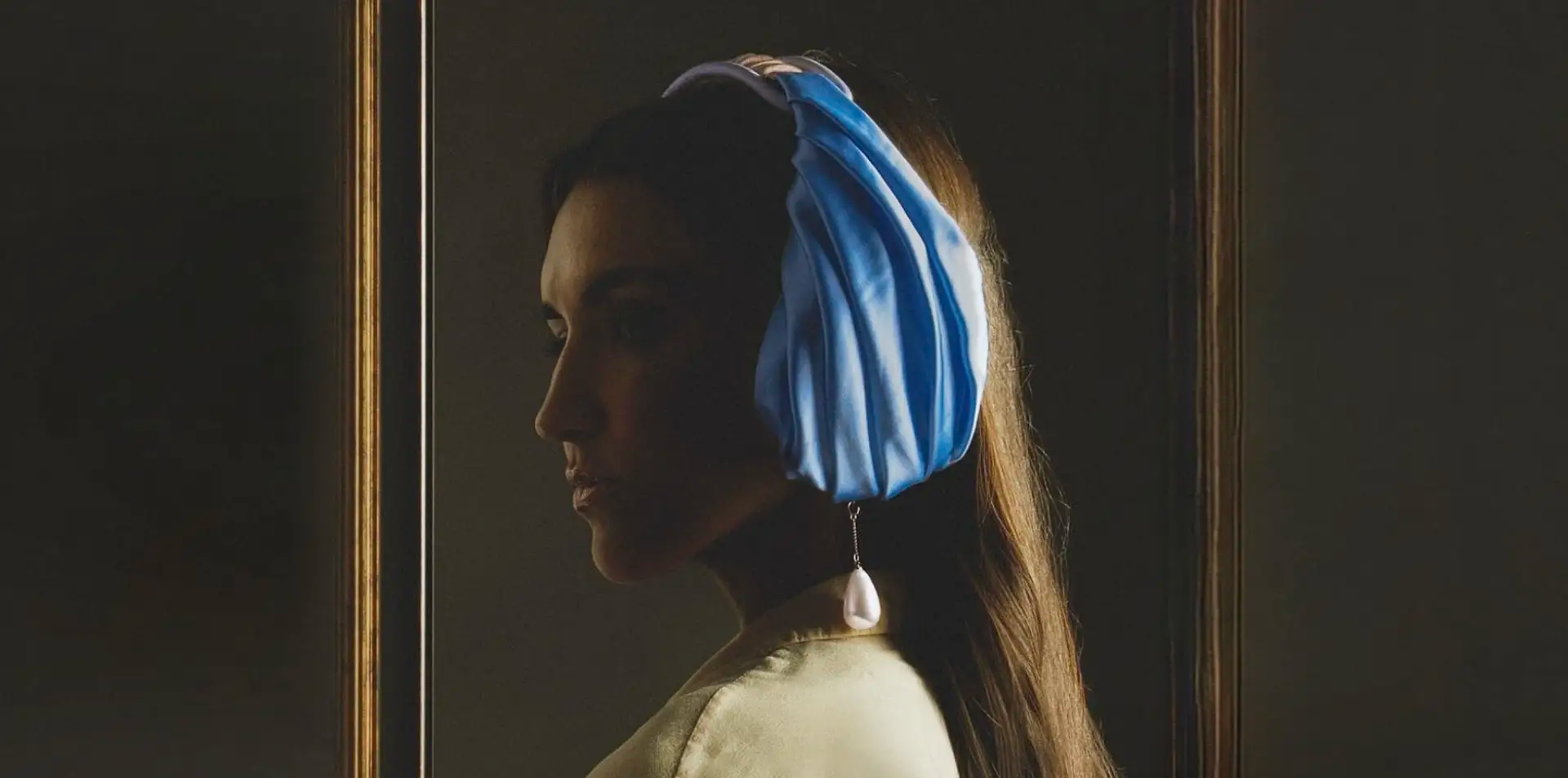 易烊千玺演唱会“礐嶨”海报出圈/CASETiFY 推出“戴珍珠耳环的少女”收藏版耳机套