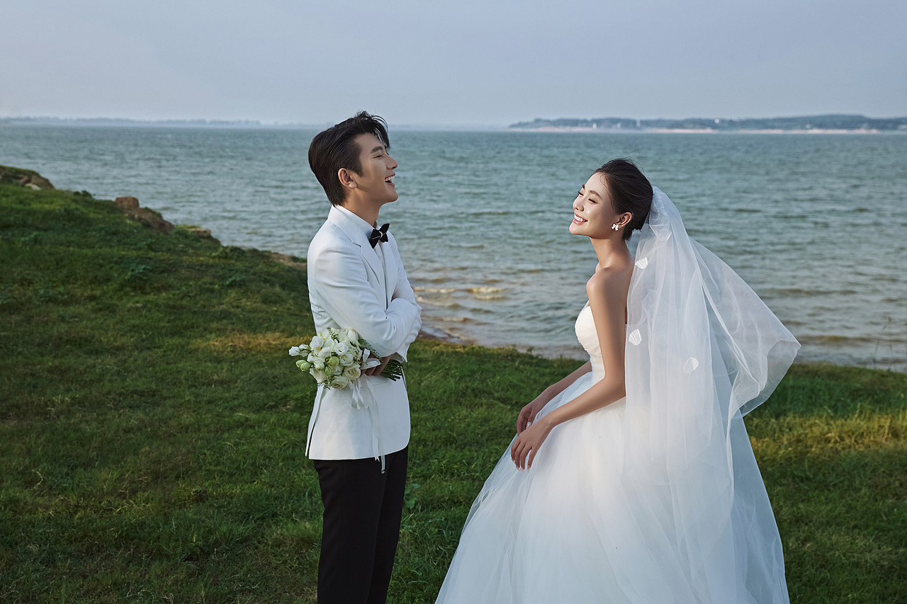 “梦幻江畔”诠释爱情的浪漫草坪婚纱照‼️