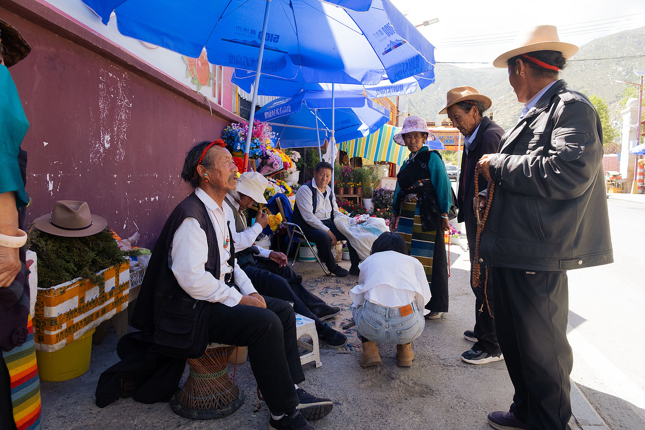 大叔们在寺院脚下喝茶聊天