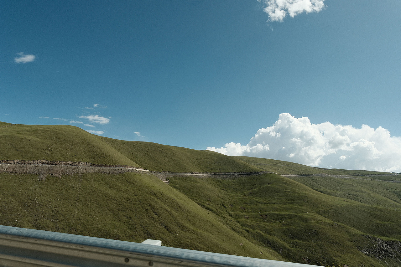 从拉萨驱车去周边玩玩，在山路上心情很好