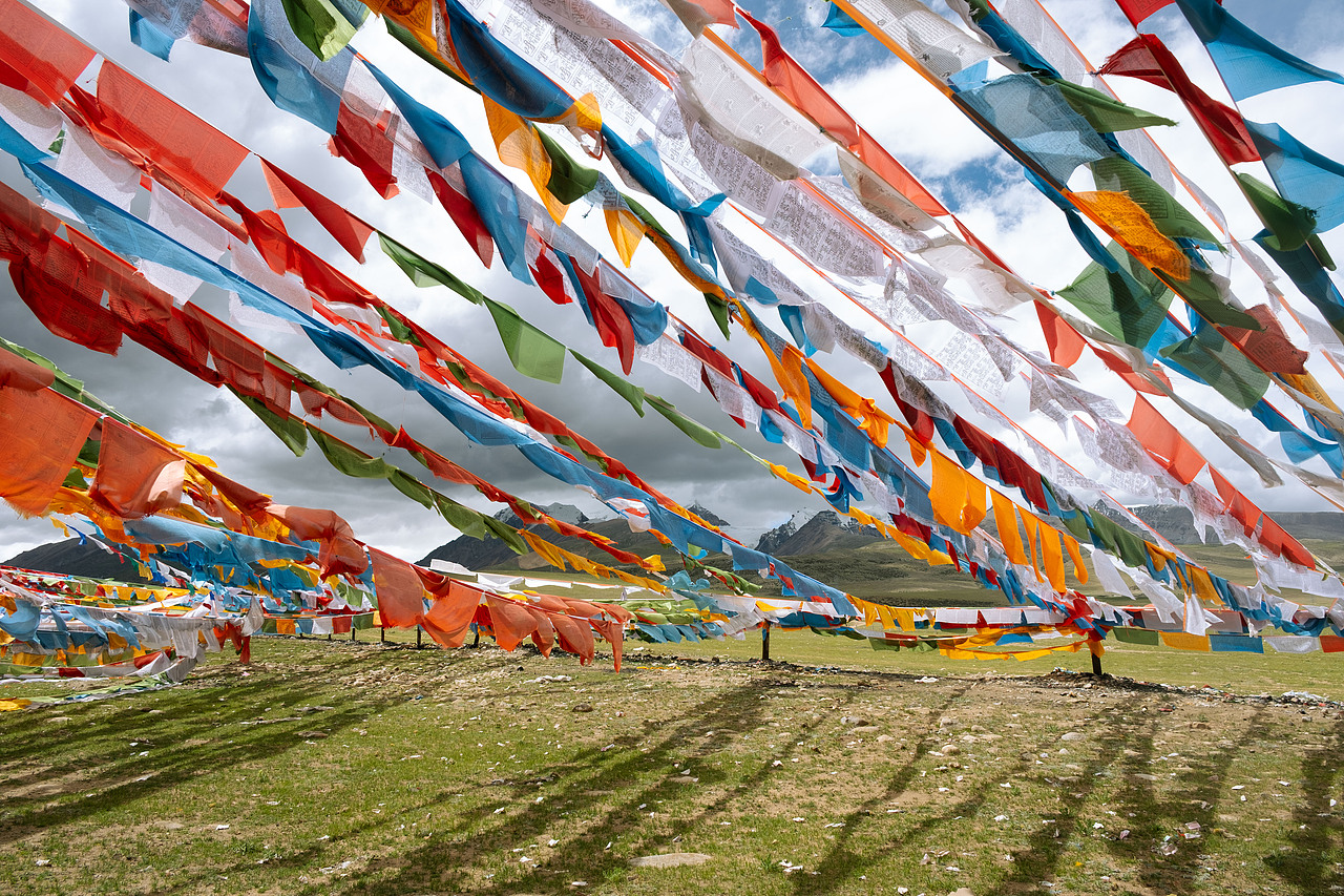 唐古拉山脚下的经幡