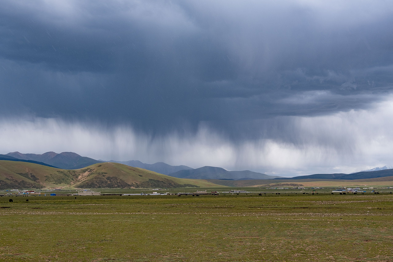 远处在下雨，高原的云层总觉得抬手就能触到