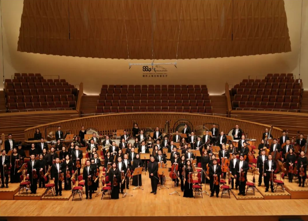 如何用定制字体字体，让146年的交响乐团品牌“声入人心”？