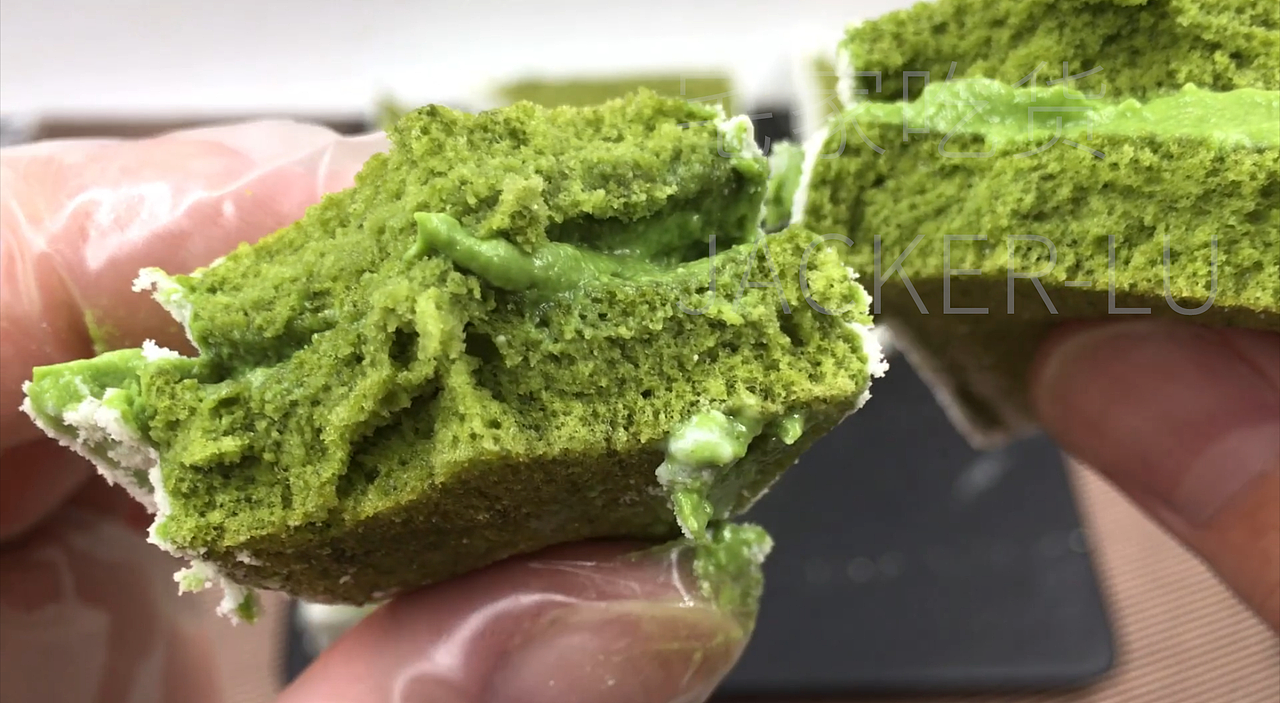 抹茶奶酪奶角蛋糕,淡淡清香、醇厚中带着甜蜜。