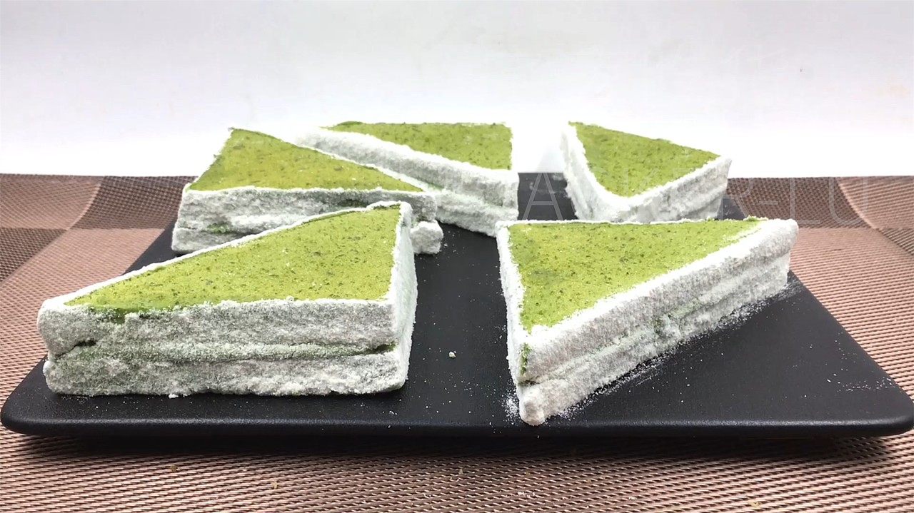 抹茶奶酪奶角蛋糕,淡淡清香、醇厚中带着甜蜜。