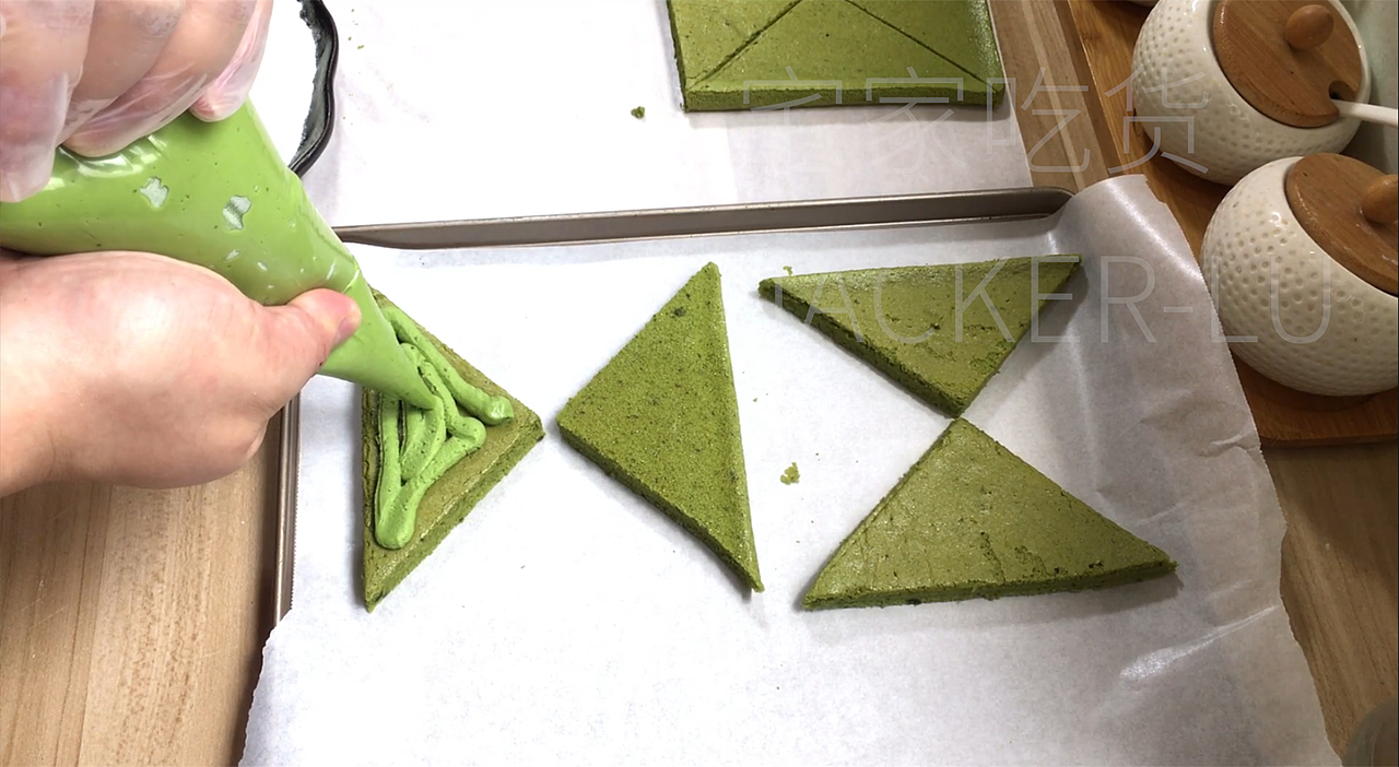 抹茶奶酪奶角蛋糕,淡淡清香、醇厚中带着甜蜜。