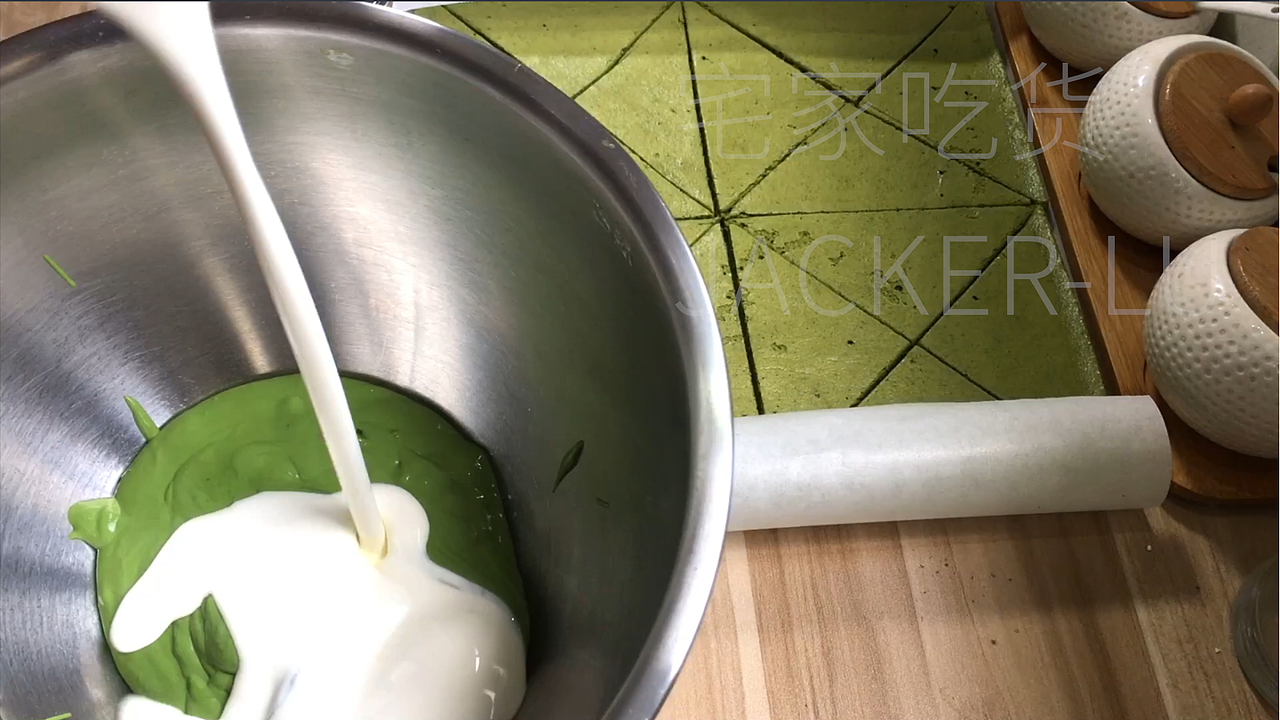 抹茶奶酪奶角蛋糕,淡淡清香、醇厚中带着甜蜜。