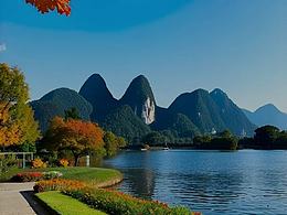 山川如画,蓝天白云映衬着绿树成荫的田野,让人仿佛置