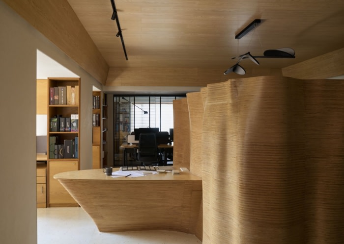 参数化木艺装置:功能与艺术融合办公楼装修