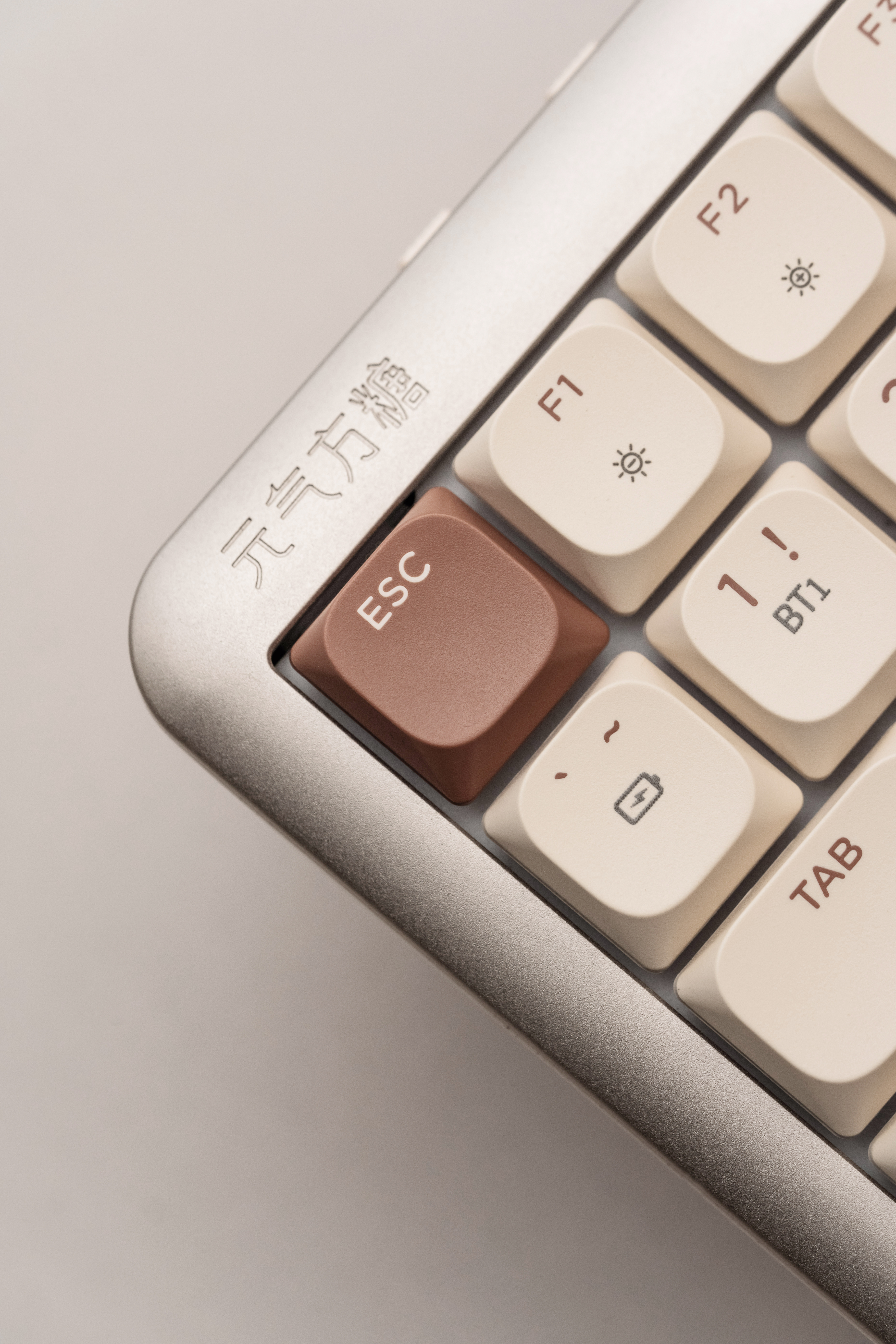 轻奢金属质感，好看又好用
键盘采用了铝合金阳极工艺，让触感更加细腻