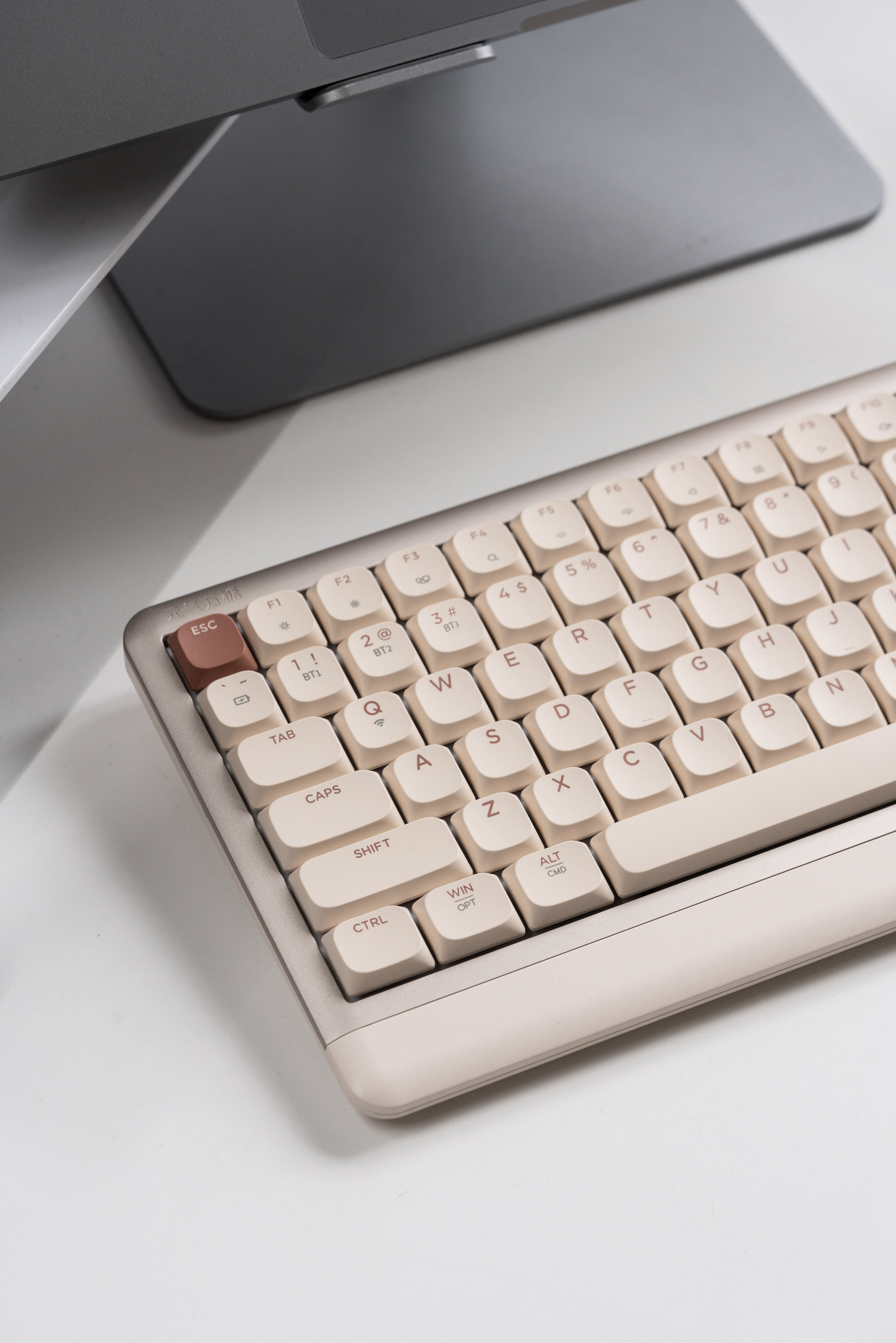 兼容 Mac/Win 系统 
一键切换，没有多余设置<br>支持物理开关一键切换Mac和Win系统，极致还原Mac系统布局<br>让多系统用户使用更省心