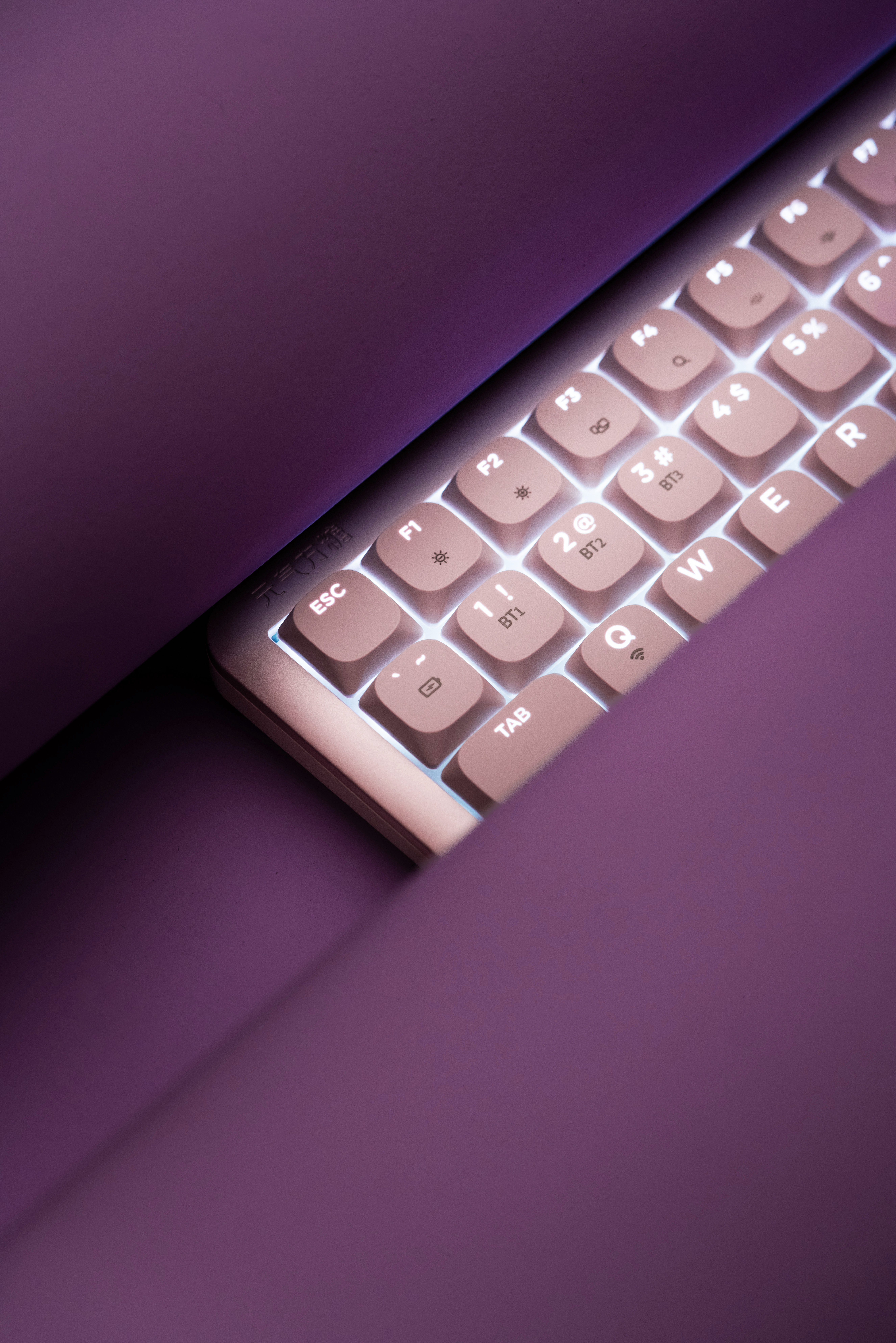 夜晚来点灯光
工作效率翻倍<br>6组可调的灯光模式和4档灯光亮度，即使是<br>夜晚也能让你看清键盘的每一个字符