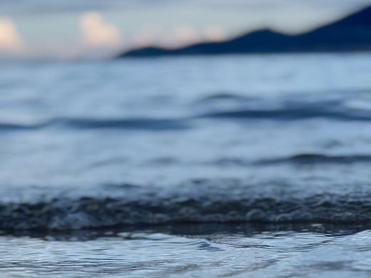 夏日海边漫步海浪拍打沙滩