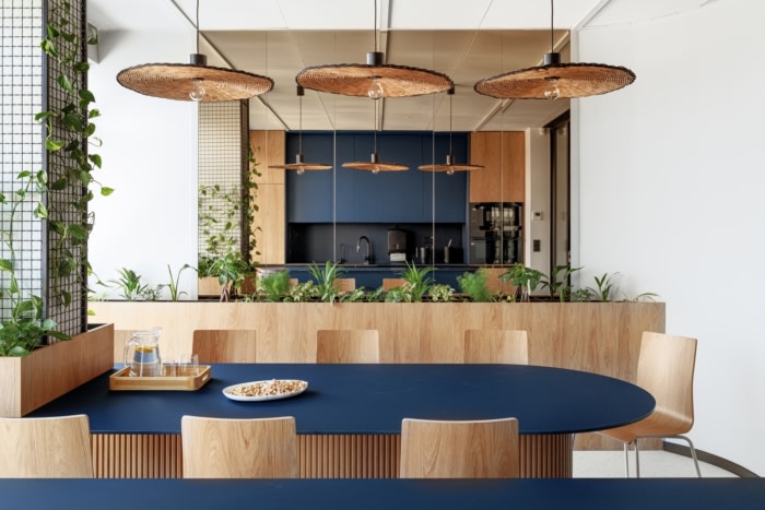 弧形线条美学:柔化空间视觉办公楼装修