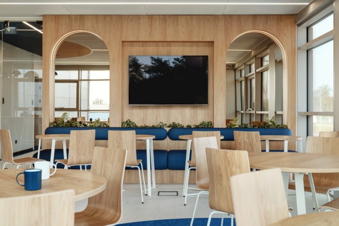 弧形线条美学:柔化空间视觉办公楼装修