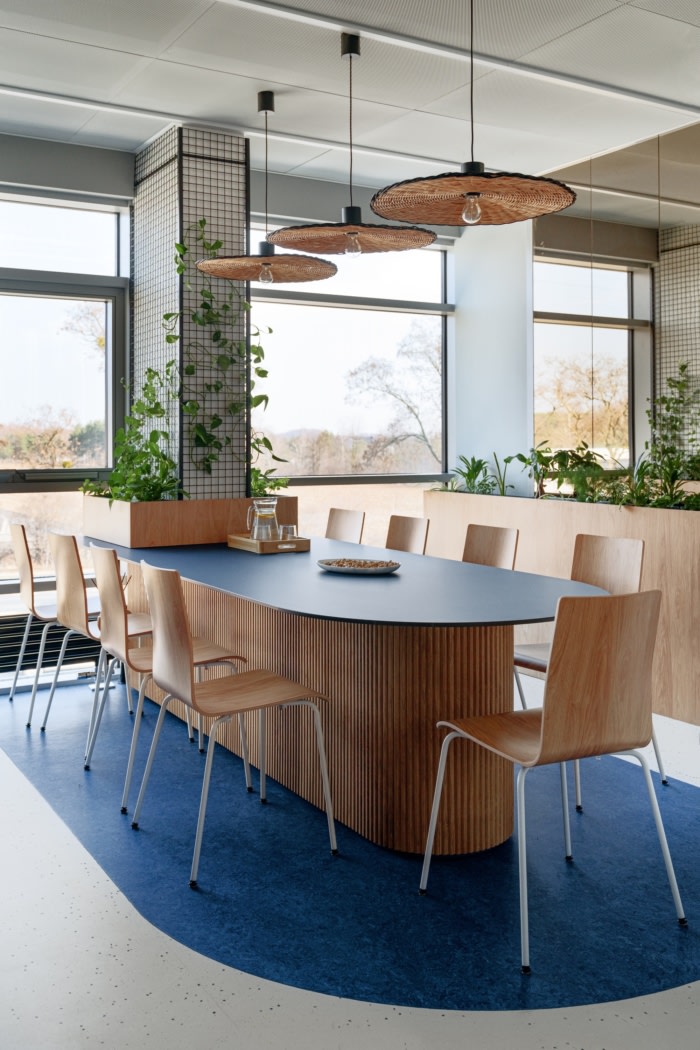 弧形线条美学:柔化空间视觉办公楼装修