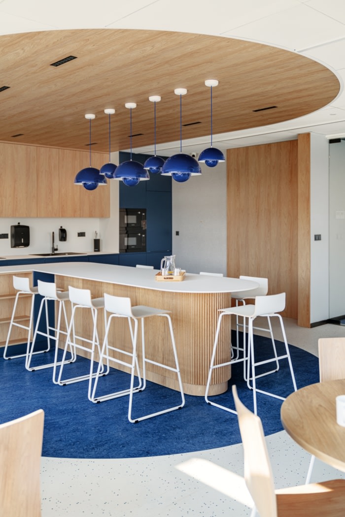 弧形线条美学:柔化空间视觉办公楼装修