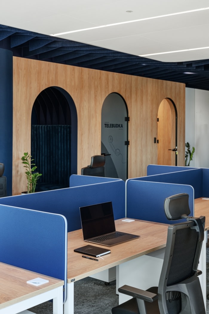 弧形线条美学:柔化空间视觉办公楼装修