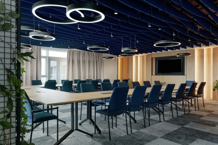 弧形线条美学:柔化空间视觉办公楼装修